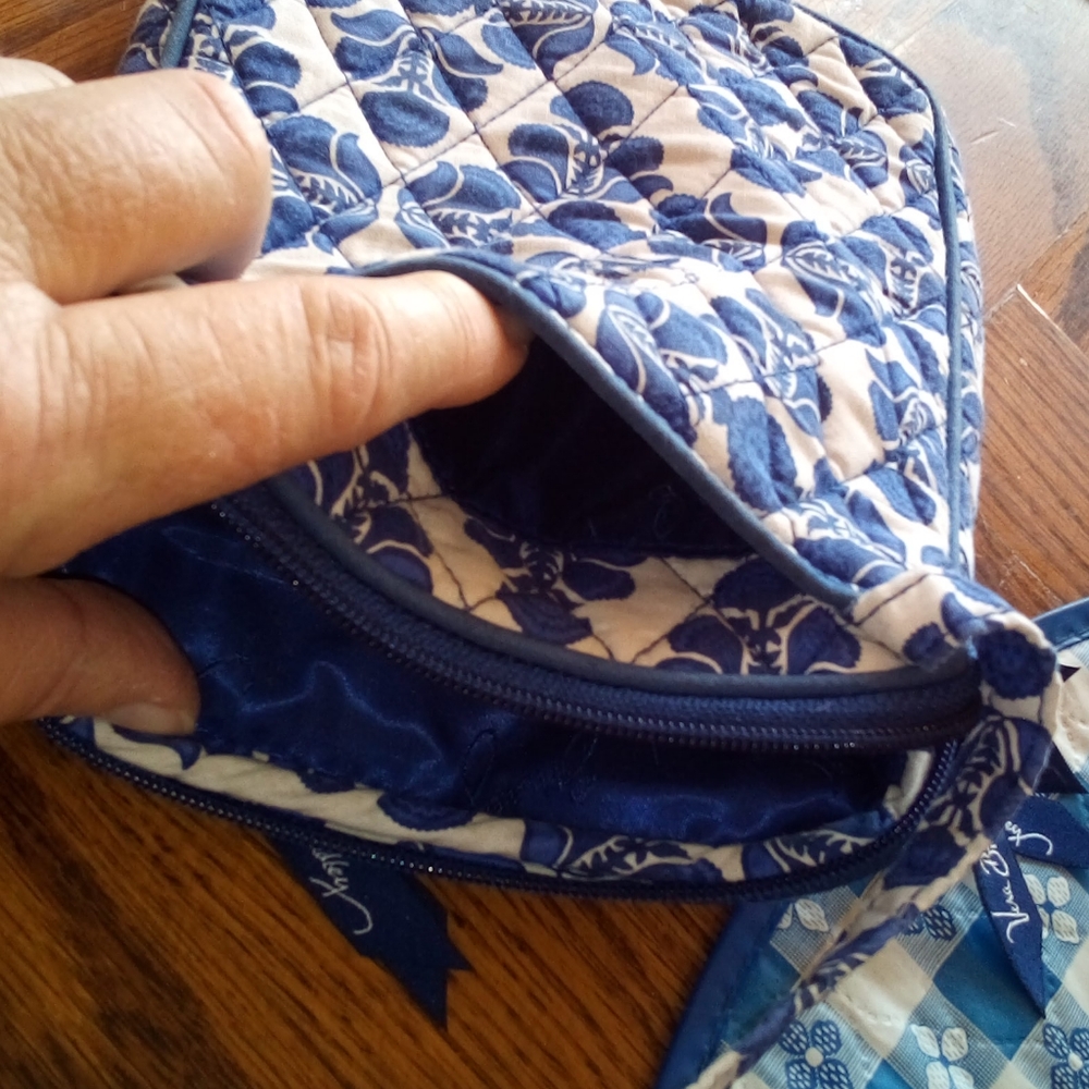 Vera Bradley Crossbody. - Picture 5 of 6